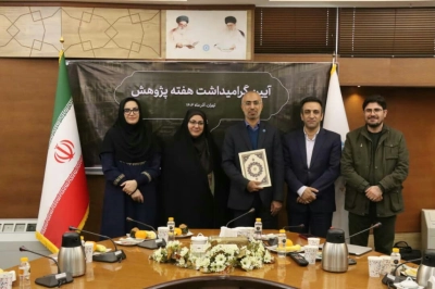 در آیین گرامیداشت هفته پژوهش؛ سرپرست معاونت اداره کل کتابخانه های عمومی هرمزگان با اثر«ماجرای دایناسور در کتابخانه» برگزیده شد